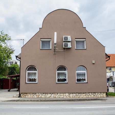 Fitt Maganszallashely Sásd Exteriér fotografie