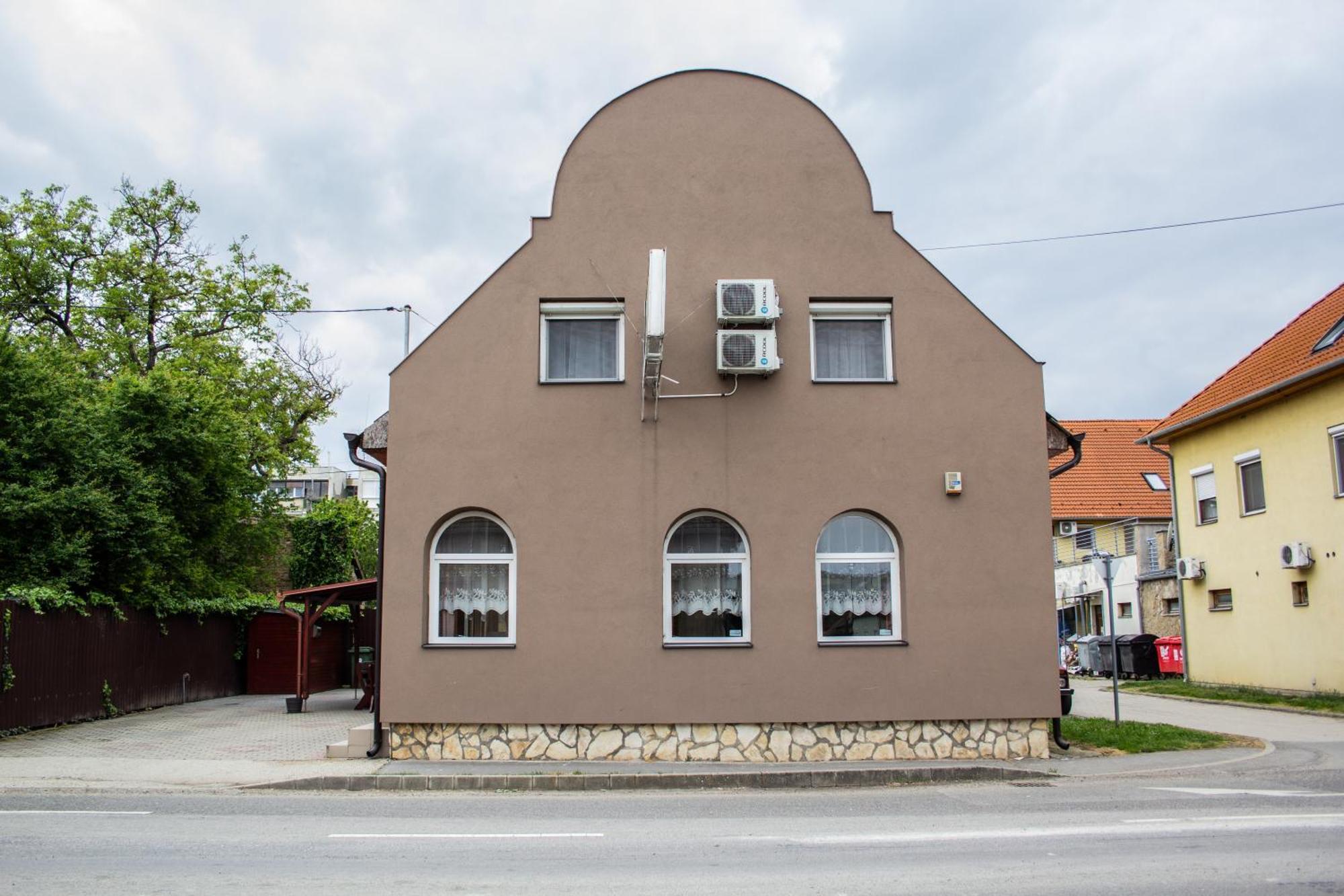 Fitt Maganszallashely Sásd Exteriér fotografie