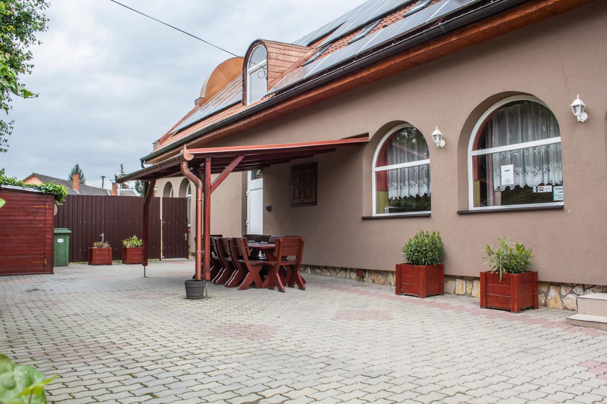 Fitt Maganszallashely Sásd Exteriér fotografie