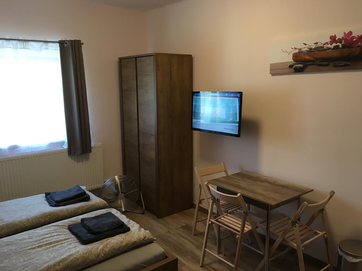 Fitt Maganszallashely Sásd Exteriér fotografie