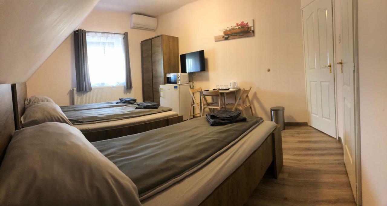 Fitt Maganszallashely Sásd Exteriér fotografie